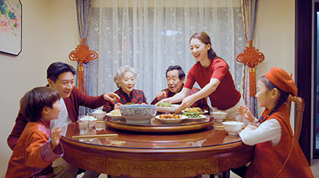 4k春节年夜饭妈妈端菜上桌实拍