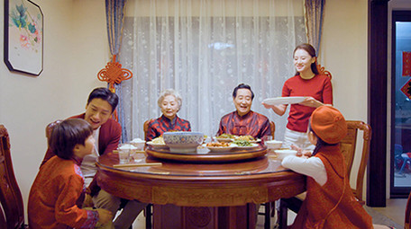 4k春节年夜饭妈妈端菜上桌实拍