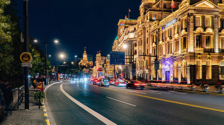 4k上海外滩海关大楼车流夜景交通延时摄影