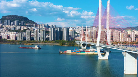 4K航拍云阳长江大桥水上陆路交通繁忙繁华