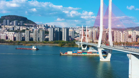 4K航拍云阳长江大桥水上陆路交通繁忙繁华