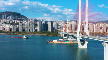 4K航拍云阳长江大桥水上陆路交通繁忙繁华