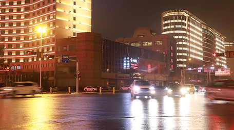 4K延时摄影夜景城市道路车流雨天实拍视频