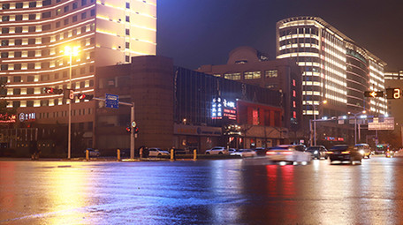 4K延时摄影夜景城市道路车流雨天实拍视频