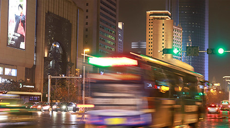 4K延时摄影夜景城市道路车流雨天实拍视频