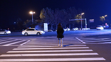 实拍美女过马路背影夜景