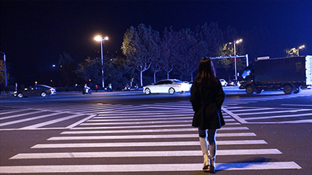 实拍美女过马路背影夜景
