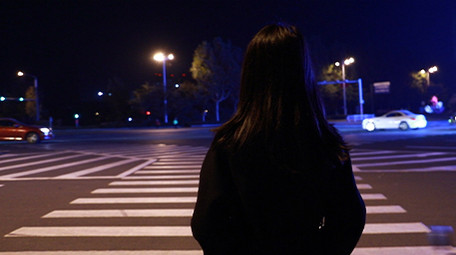 实拍美女过马路背影夜景