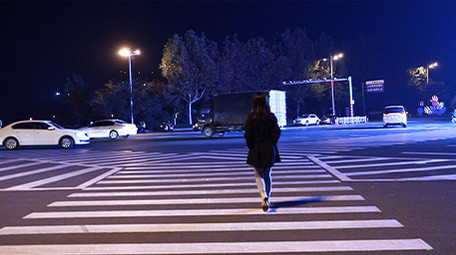 实拍美女过马路背影夜景