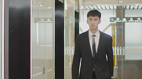 商务白领成功人士自信男子从电梯前走过