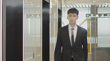 商务白领成功人士自信男子从电梯前走过