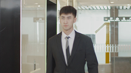 商务白领成功人士自信男子从电梯前走过