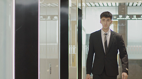 商务白领成功人士自信男子从电梯前走过