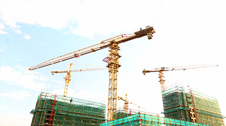 8K实拍蓝天白云建筑工地吊塔工作视频素材