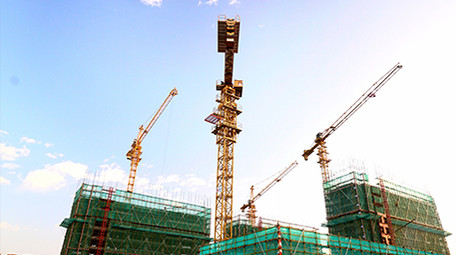 8K实拍蓝天白云建筑工地吊塔工作视频素材