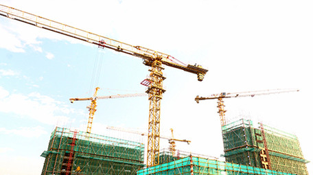 8K实拍蓝天白云建筑工地吊塔工作视频素材