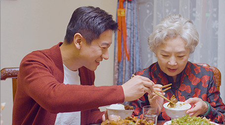 4k新年餐桌上儿子给妈妈夹菜实拍