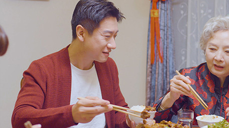 4k新年餐桌上儿子给妈妈夹菜实拍