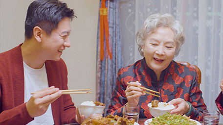 4k新年餐桌上儿子给妈妈夹菜实拍