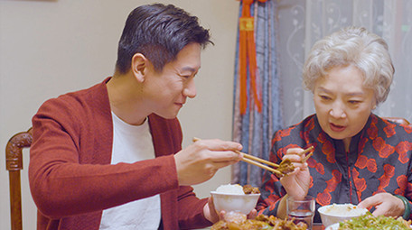 4k新年餐桌上儿子给妈妈夹菜实拍