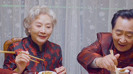 4k新年餐桌上老年人给对方夹菜实拍