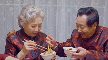 4k新年餐桌上老年人给对方夹菜实拍