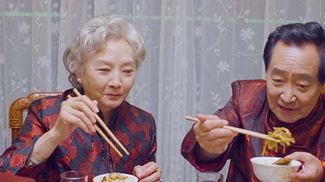 4k新年餐桌上老年人给对方夹菜实拍