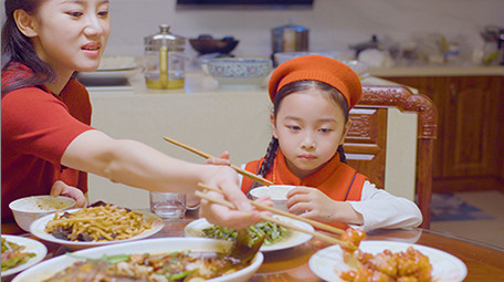 4k新年餐桌上妈妈给女儿夹菜实拍