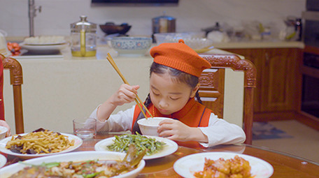 4k新年餐桌上妈妈给女儿夹菜实拍