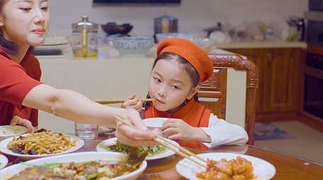 4k新年餐桌上妈妈给女儿夹菜实拍