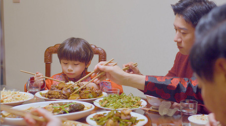 4k新年餐桌上小男孩吃饭实拍