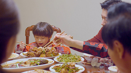 4k新年餐桌上小男孩吃饭实拍