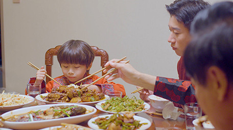 4k新年餐桌上小男孩吃饭实拍