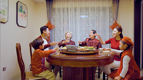 4k新年春节一家人吃年夜饭碰杯庆祝新年