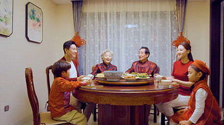 4k新年春节一家人吃年夜饭碰杯庆祝新年