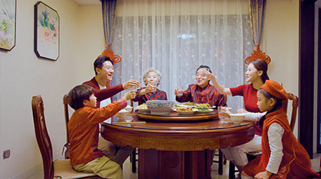 4k新年春节一家人吃年夜饭碰杯庆祝新年