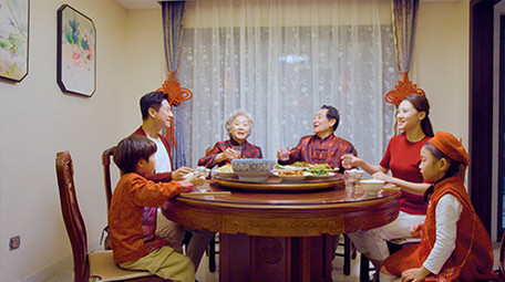 4k新年春节一家人吃年夜饭碰杯庆祝新年