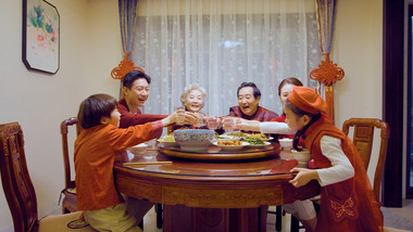 4k新年春节一家人吃年夜饭碰杯庆祝新年