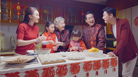 4k新年一家人开心包饺子实拍