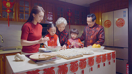 4k新年一家人开心包饺子实拍