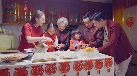 4k新年一家人开心包饺子实拍
