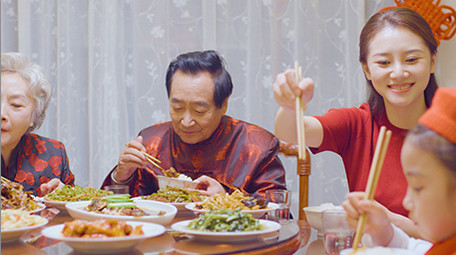 4k新年一家人开心的吃年夜饭实拍