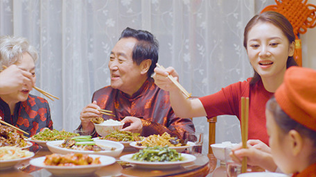 4k新年一家人开心的吃年夜饭实拍