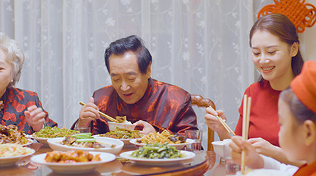 4k新年一家人开心的吃年夜饭实拍