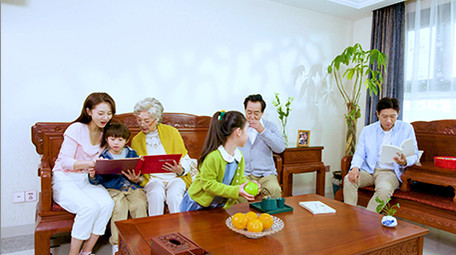 4k客厅幸福美满的一家人生活场景实拍