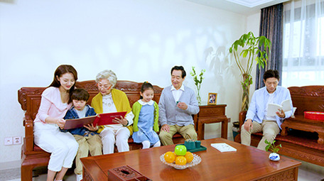 4k客厅幸福美满的一家人生活场景实拍