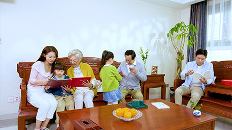 4k客厅幸福美满的一家人生活场景实拍