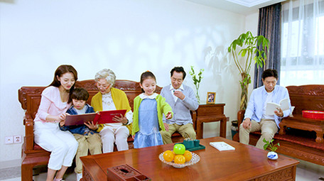 4k客厅幸福美满的一家人生活场景实拍