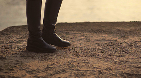 4K实拍城市江边夕阳美女剪影视频素材