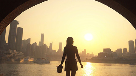 4K实拍城市江边夕阳美女剪影视频素材